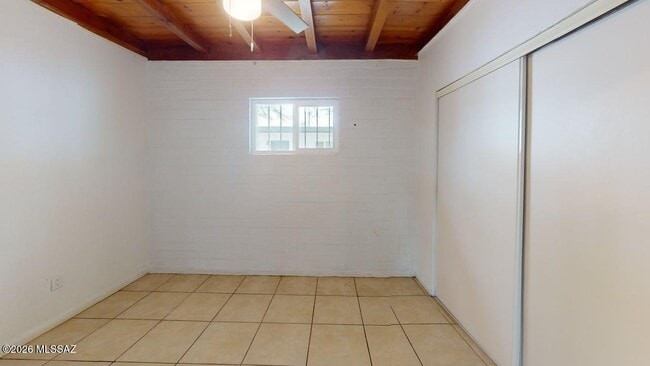 Building Photo - 3564 E Kleindale Rd