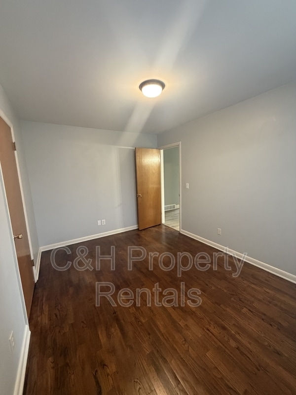 Building Photo - 915 Avenue F