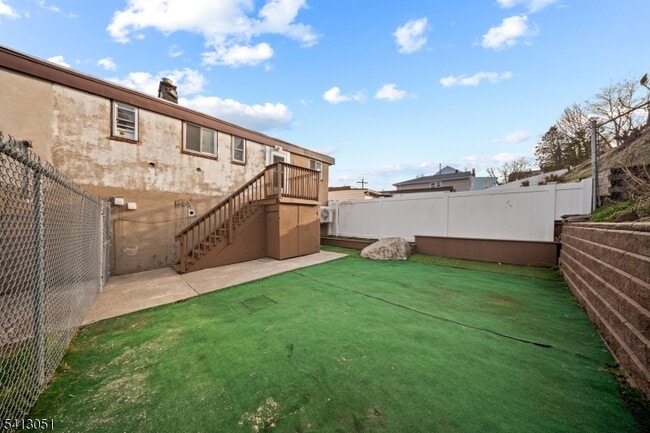 Building Photo - 339 N 6th St