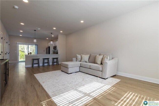Building Photo - 1411 Greenview Dr