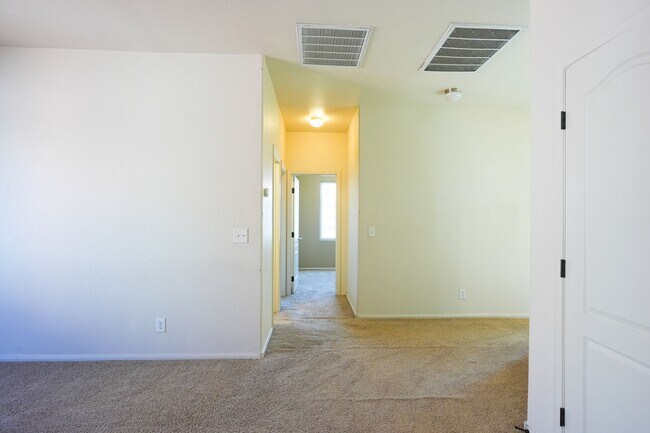 Building Photo - 3 Bed / 2.5 Bath Townhome with Loft, 2 Car Garage & Spacious Backyard – Southern Highlands