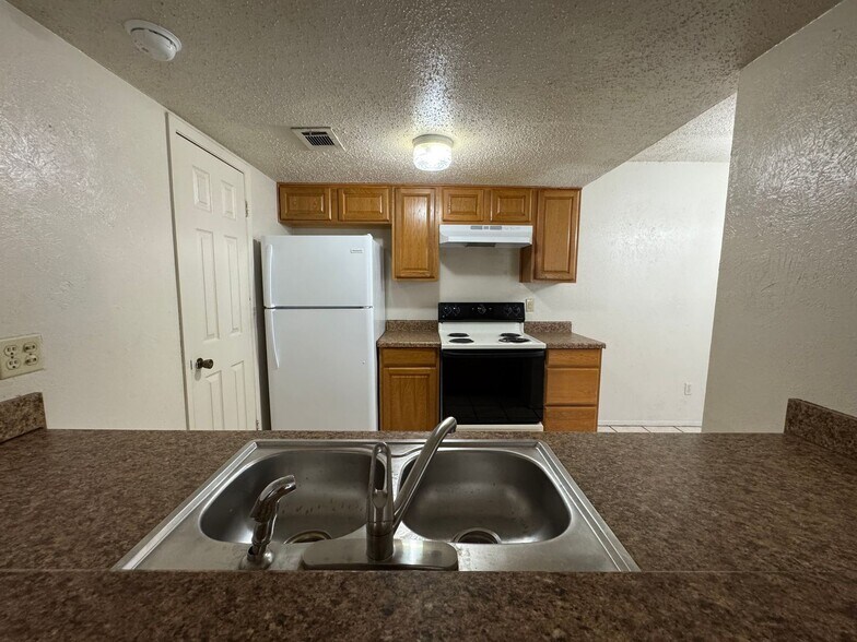 Building Photo - 4501 Westcliff Rd