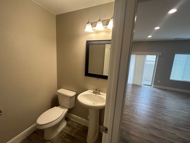 Building Photo - Shadow Ridge Townhome!