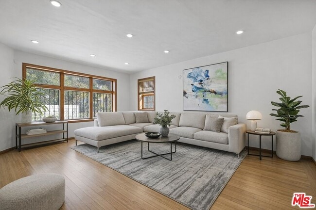 Building Photo - 865 Warner Ave