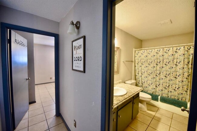 Building Photo - 710 Cantu, unit 4