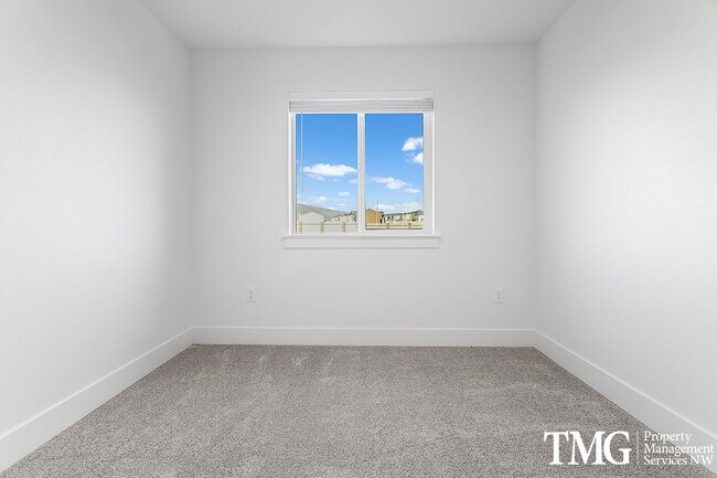 Building Photo - 977 Creer Way