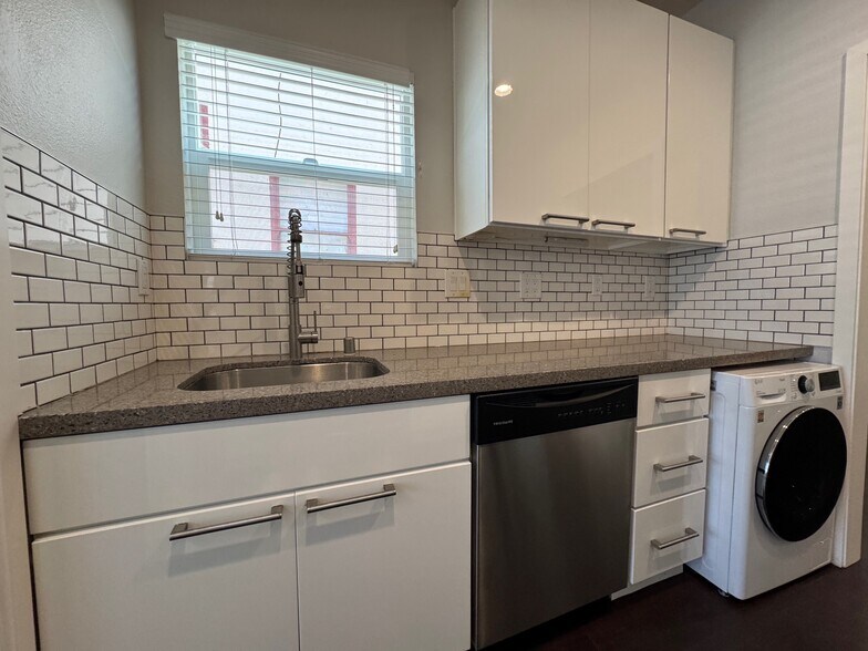 Building Photo - 374 41st St