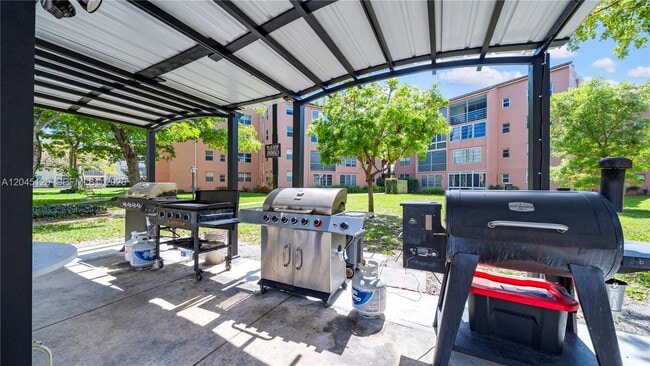 Building Photo - 2861 Somerset Dr