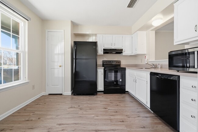 Building Photo - 3914 Wyckoff Dr