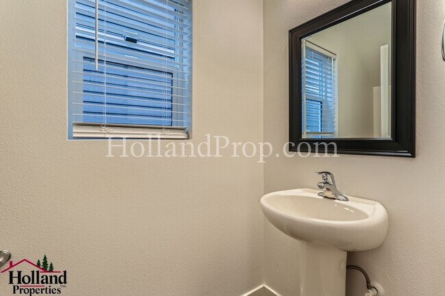 Building Photo - Gorgeous & Spacious Single-Home 3 beds 2.5 bath Available for you!