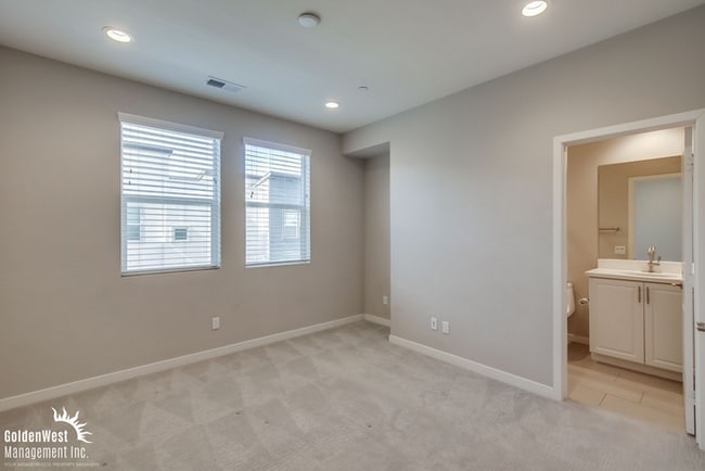 Building Photo - Stylish 3Bdm 3Ba Townhouse with Modern Upgrades and Prime Location in Escondido!