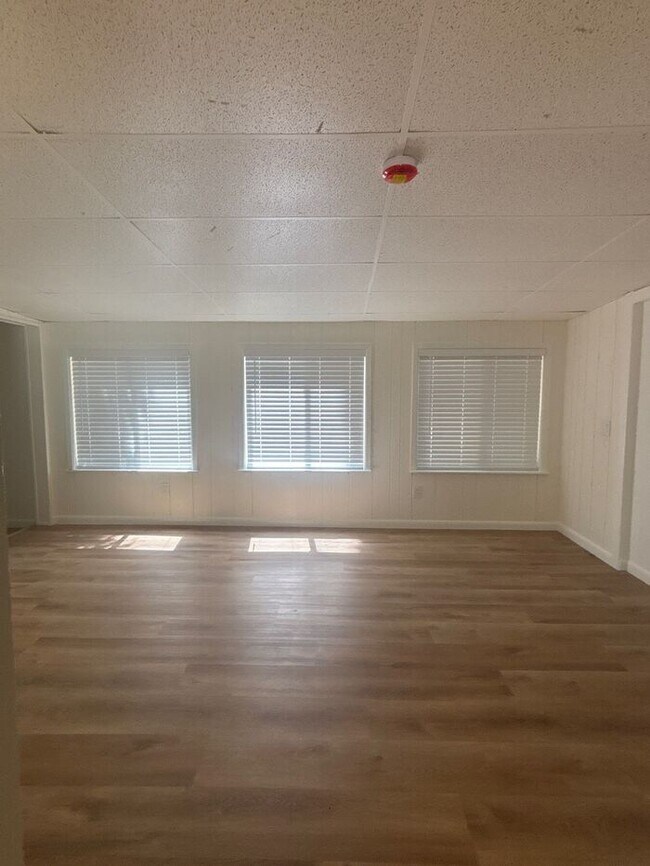 Building Photo - Lots of space and flexibility in a convenient Wheat Ridge Location
