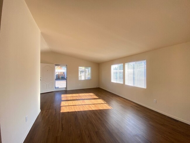 Building Photo - 3 Bedroom Mobile Home for Rent in Santa Rosa