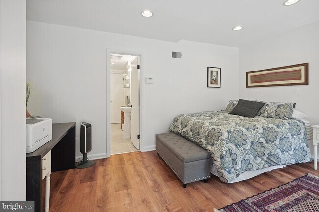 Building Photo - 4208 Maple Terrace