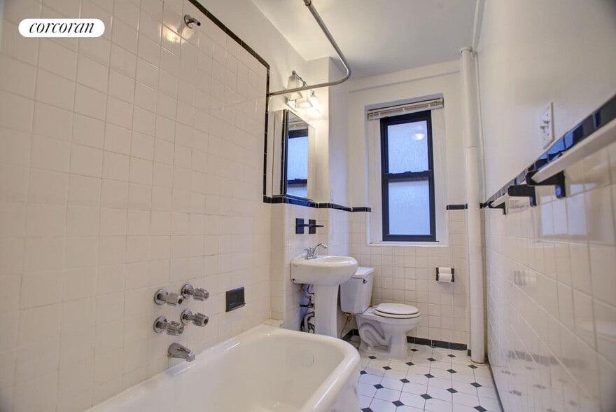 Building Photo - 158 W 81st St