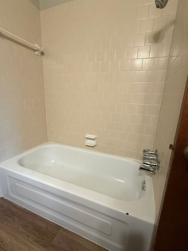 Building Photo - Complete new remodel 3-2-2 home off Broadway in the heart of Moore!