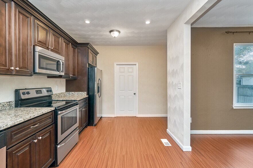 Building Photo - 1552 Fleetwood Ave