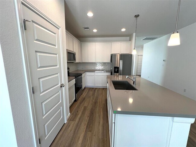 Building Photo - 302 Elm Br Trl