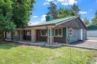 Building Photo - 3 Bed 2.5 Bath Fully Furnished single level rancher with fenced yard & plenty of space