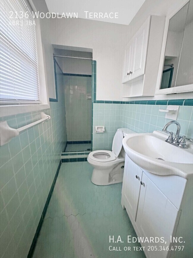 Building Photo - 2136 Woodland Terrace