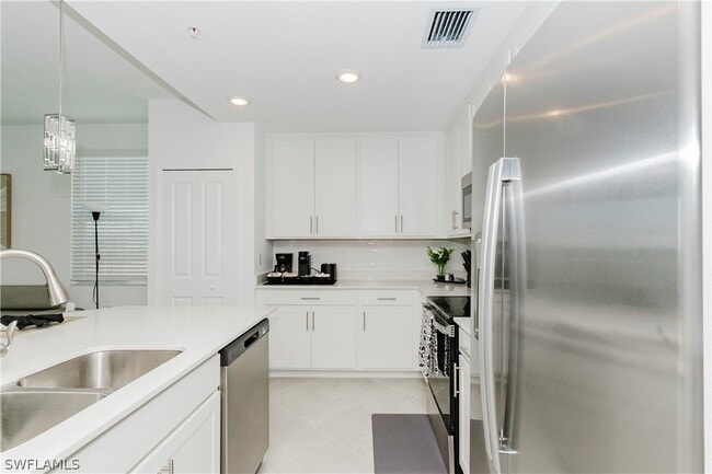 Building Photo - 15285 Grn Acrs Ave