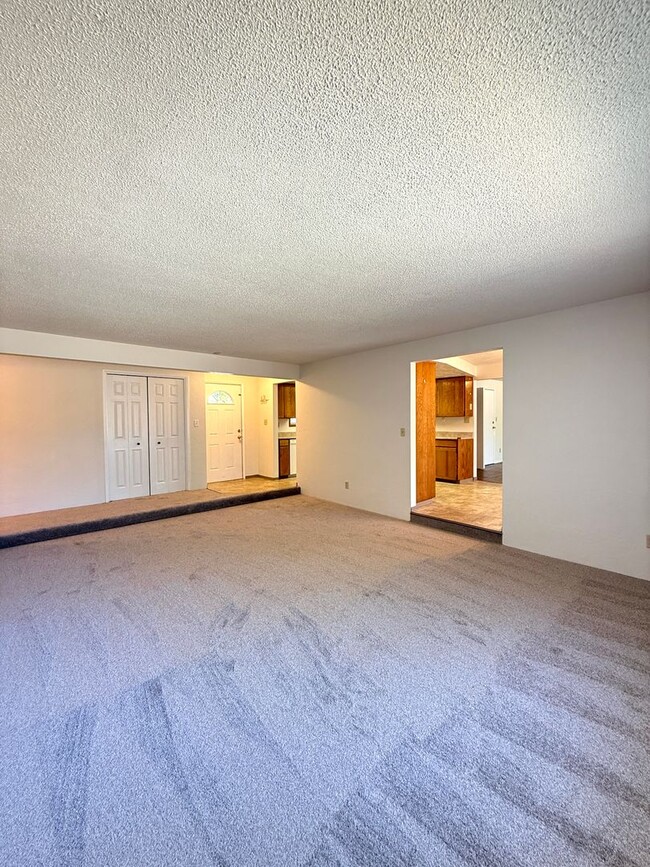 Building Photo - Roomy 3 Bed, 2 Bath Home in Northeast Medford