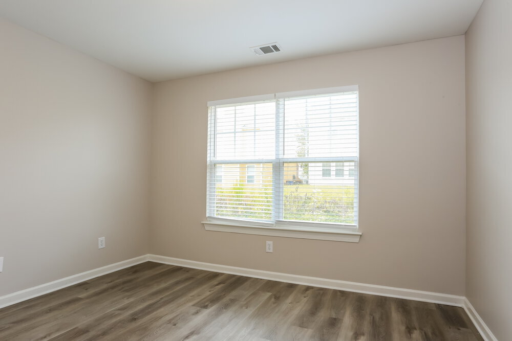 Building Photo - 7756 Parkside Dr