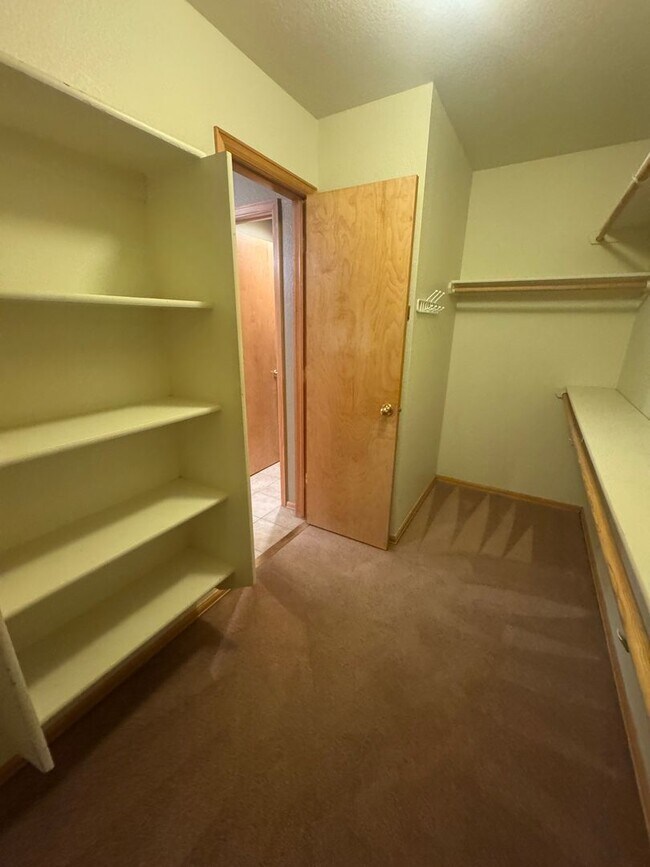 Building Photo - Gorgeous 4 bedroom with Loft and 3 car gar...