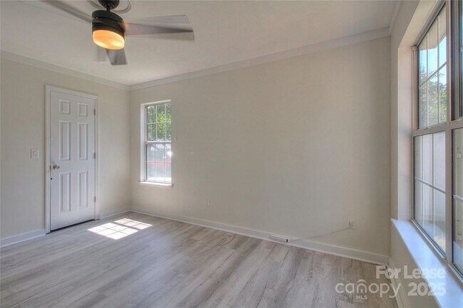 Building Photo - 216 Stratford Dr