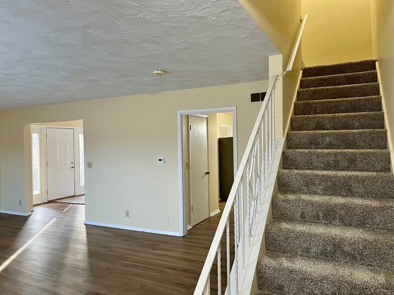 Building Photo - 221 Eisenhower Dr