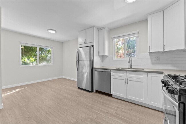 Building Photo - 631 E Elk Ave