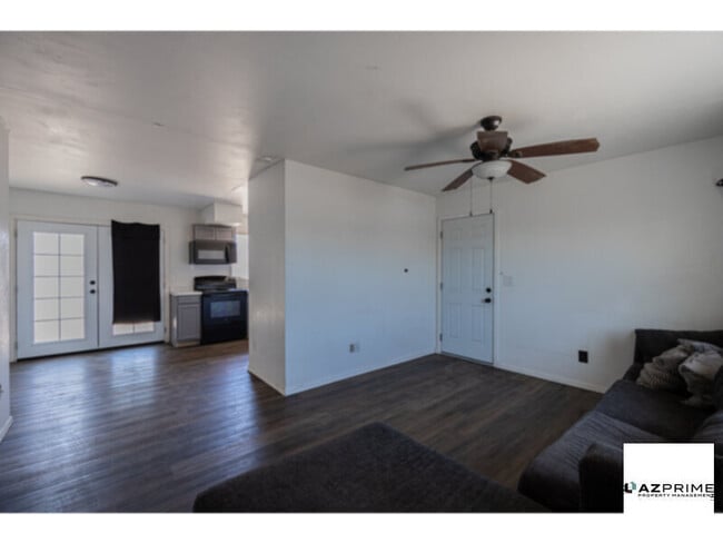 Building Photo - Come Home to Comfort in This Charming 2/1 ...