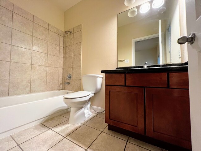 Building Photo - Ready and clean 3 bedrooms in Rice Militar...