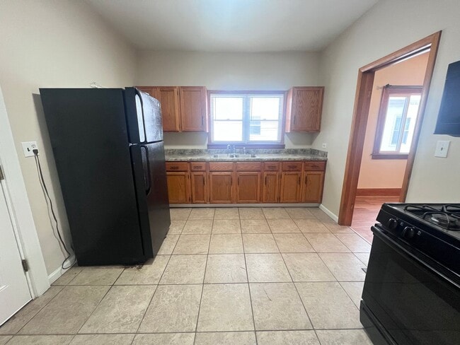 Building Photo - Three Bedroom Single Family Home on SW Side!