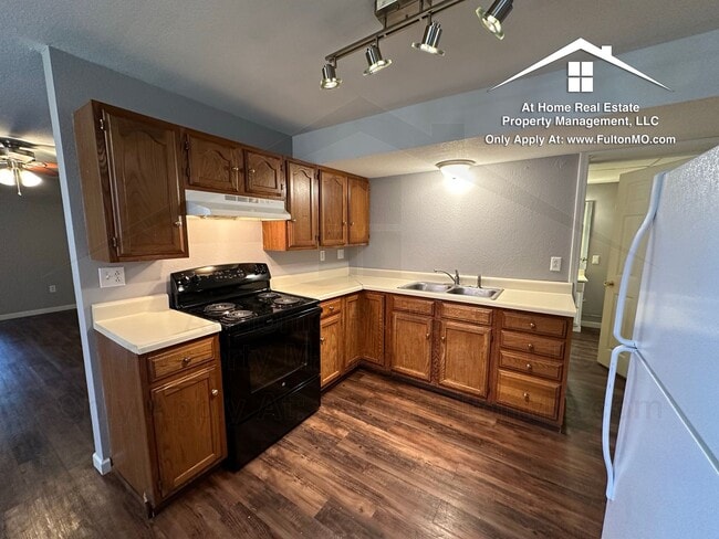 Building Photo - 101 E 10th St