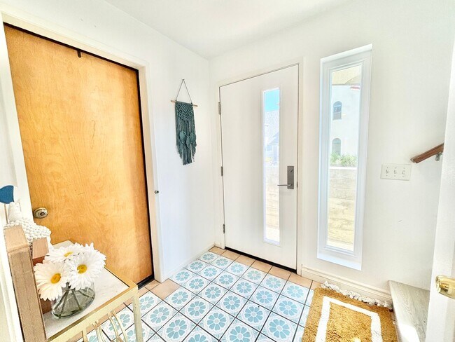 Building Photo - Oxnard / Silver Strand Beach / 2 bedroom 1...