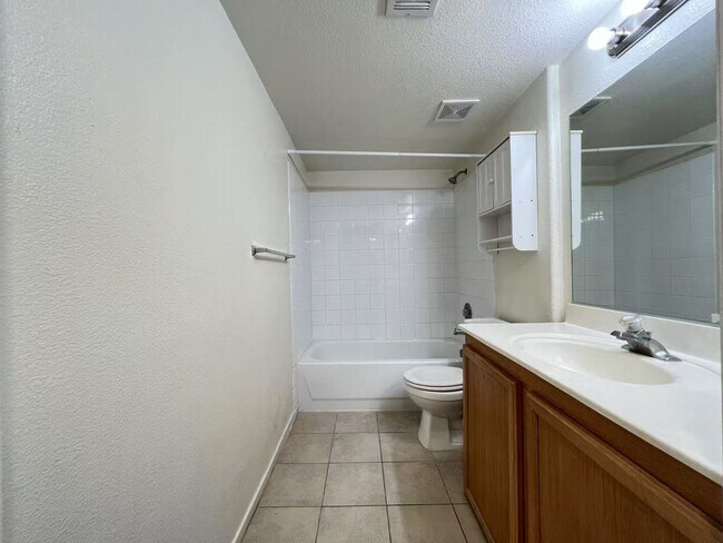 Building Photo - Nice Condo