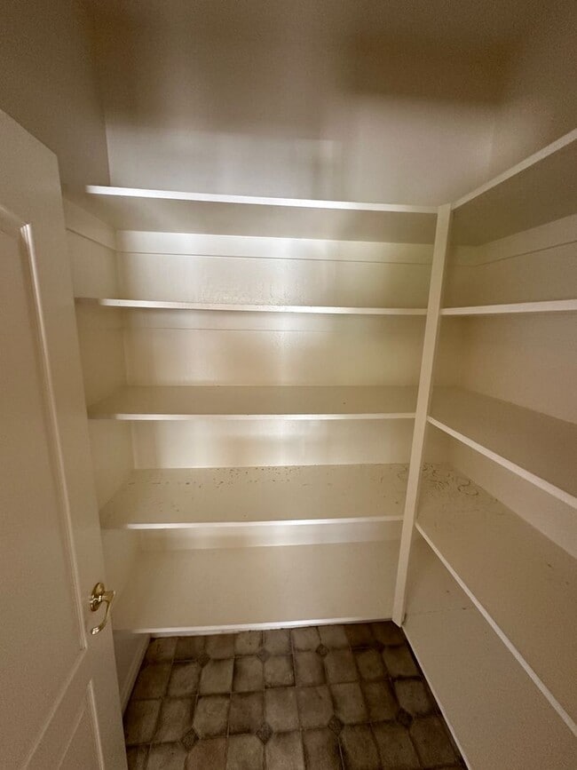 Building Photo - Spacious and inviting 4-bedroom, 2-bathroom home in a desirable Bakersfield neighborhood!