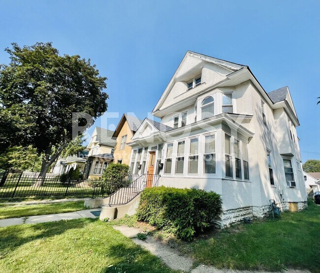 Building Photo - Spacious Upper-Level Duplex in the Heart of South Minneapolis.