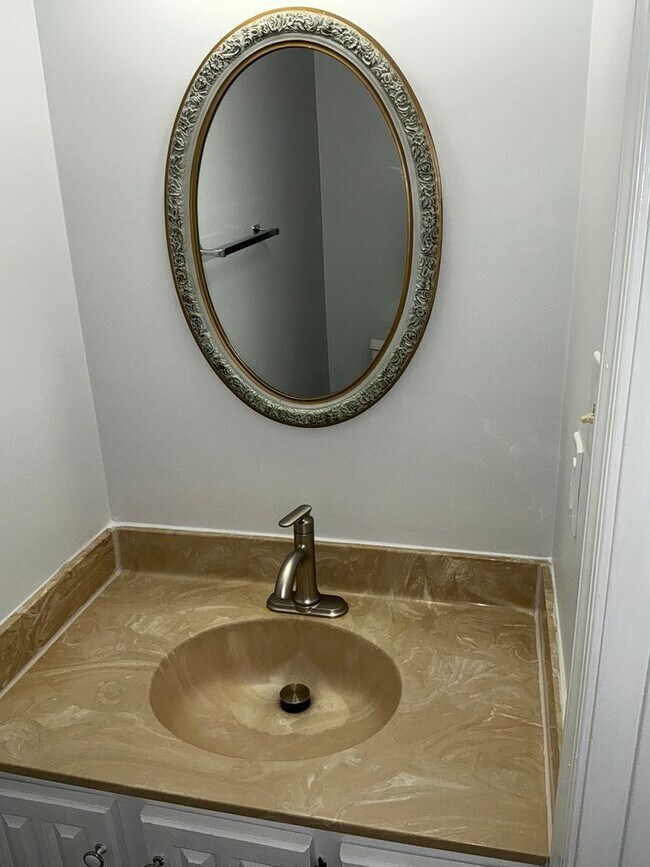 Building Photo - Very well maintained 3BR 3.5BA 3 level Colonial Townhome with fully fenced yard