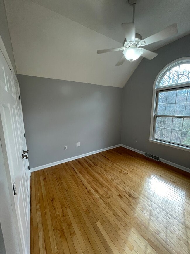 Building Photo - Beautiful custom built 5 bed 4 bath home with finished basement ready for you to move-in!