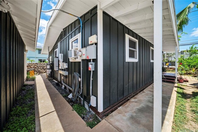 Building Photo - Upgraded 3 bed 2 bath Solar Home Walking d...