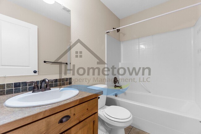 Building Photo - 2 Bedroom 1 Bath Home with Off-Street Parking Available in Coeur d'Alene!