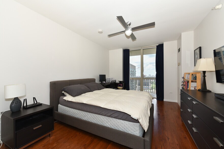 Huge primary bedroom - 645 N Kingsbury St