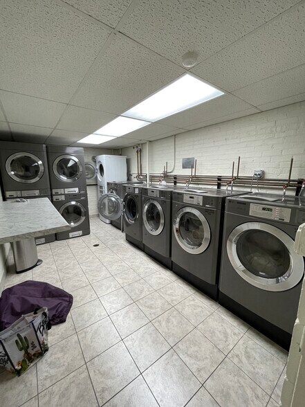 Building Photo - 515 W Wrightwood Ave