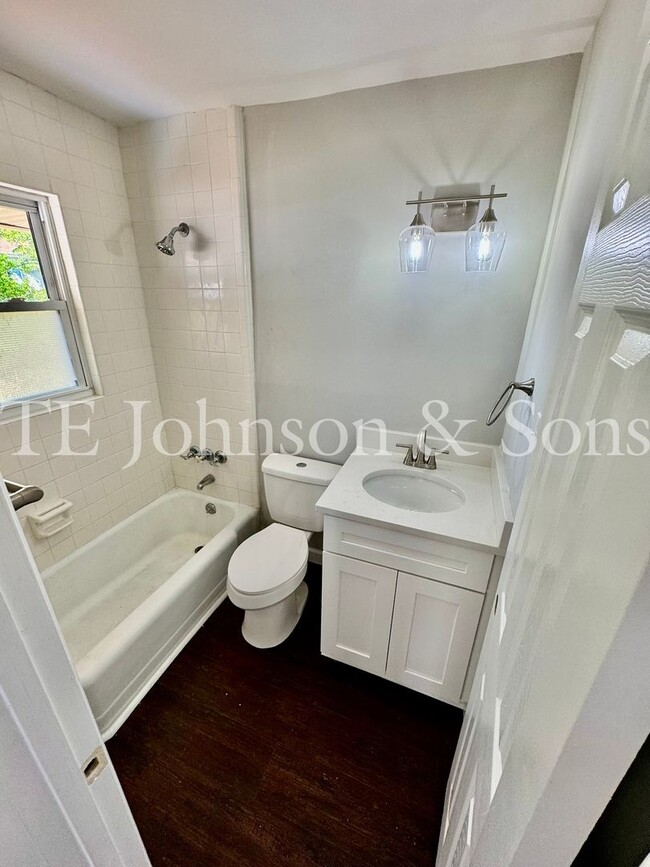 Building Photo - Charming 3-Bed Home Near Downtown Winston-...