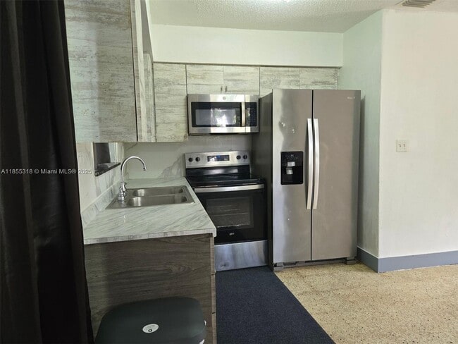 Building Photo - 4101 SW 54th Ct