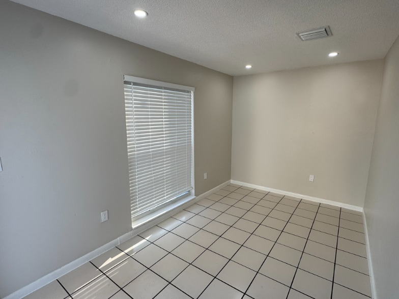 Building Photo - 933 SW 16th Pl