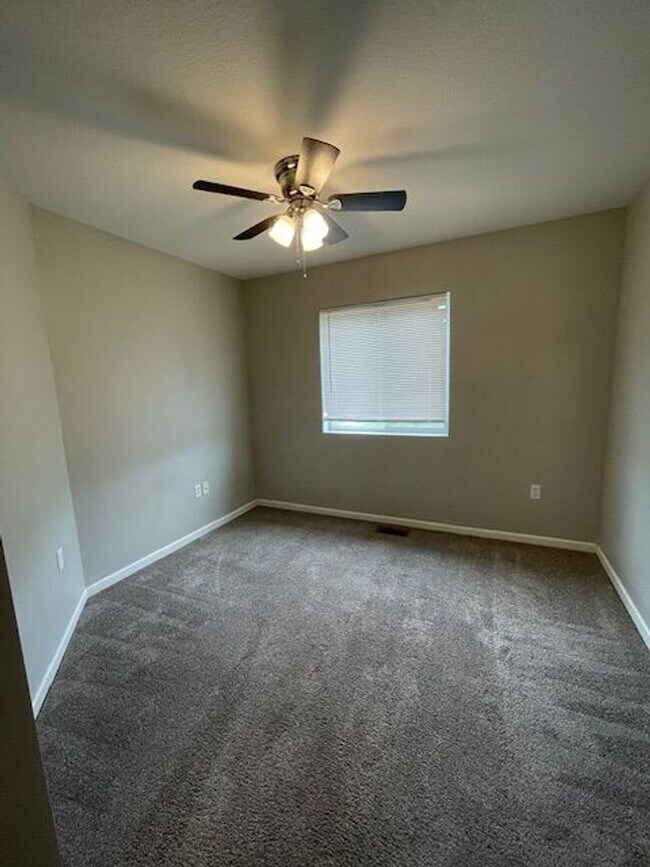 Building Photo - 202 Tyler St