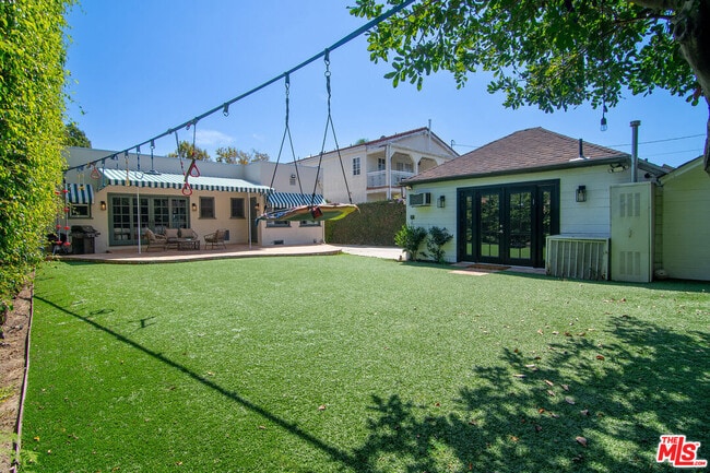 Building Photo - 121 S Poinsettia Pl